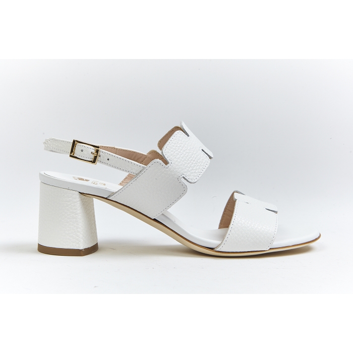 <span>800m</span><br><span>Cerf </span><br><span>BLANC</span>